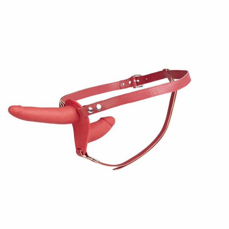 Podwójny strap-on koloru czerwonego na szelkach Podwójny strap-on koloru czerwonego na szelkach