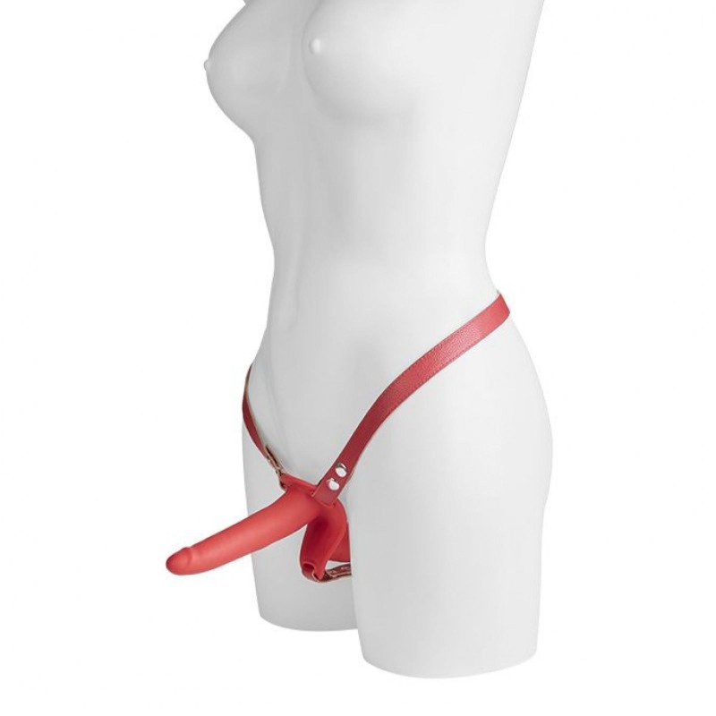 Podwójny strap-on koloru czerwonego na szelkach Podwójny strap-on koloru czerwonego na szelkach