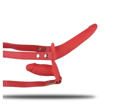 Podwójny strap-on koloru czerwonego na szelkach Podwójny strap-on koloru czerwonego na szelkach