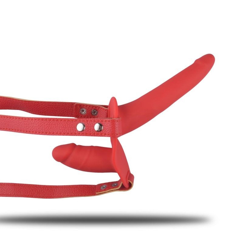 Podwójny strap-on koloru czerwonego na szelkach Podwójny strap-on koloru czerwonego na szelkach